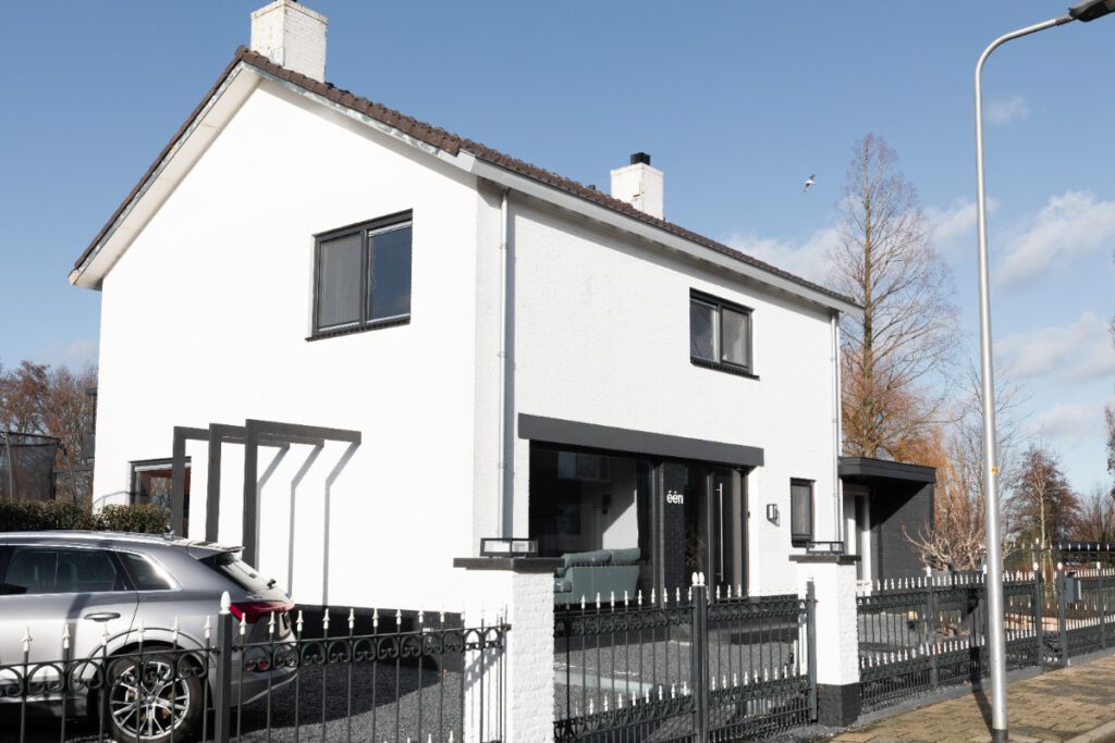 Prachtige houten kozijnen die warmte en authenticiteit toevoegen aan deze moderne woning.