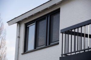 Een prachtig houten kozijn dat warmte en authenticiteit toevoegt aan een moderne woning