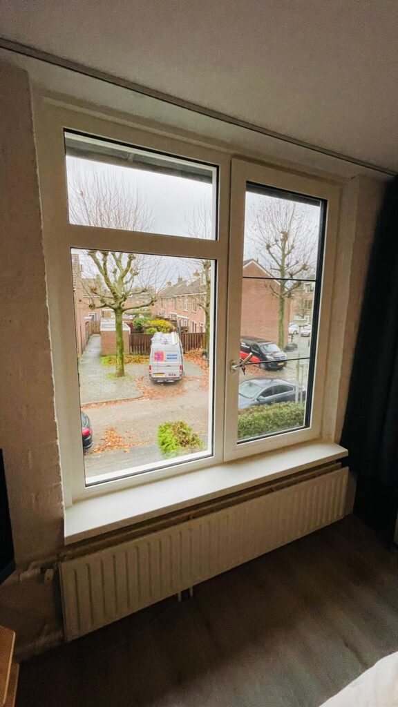 Drie kunststof kozijnen en een deur geïnstalleerd door Gewoon DICK in Bodegraven, energiebesparend en op maat gemaakt.