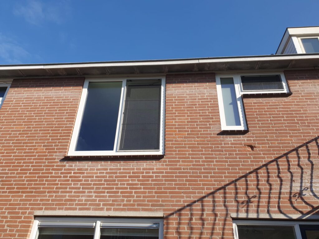 Vier kunststof kozijnen geïnstalleerd door Gewoon DICK in Bodegraven, energiebesparend en op maat gemaakt.