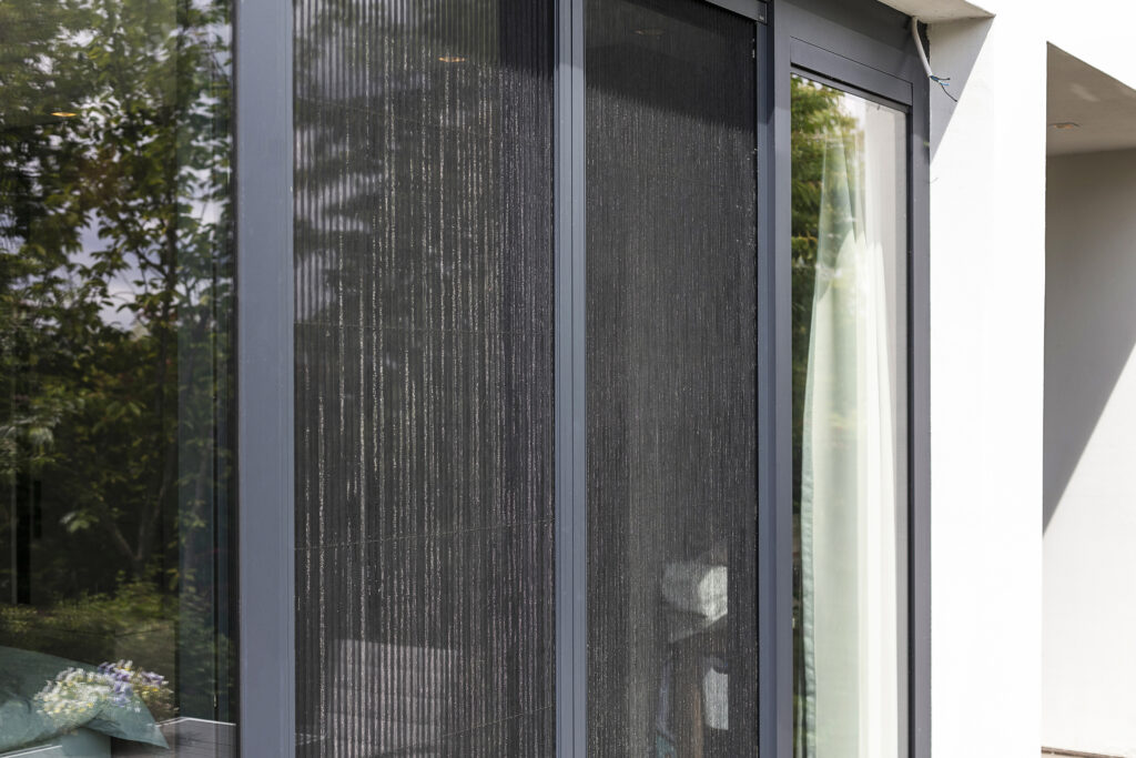 Hor voor schuifpui in moderne woonkamer, biedt frisse lucht zonder insecten.