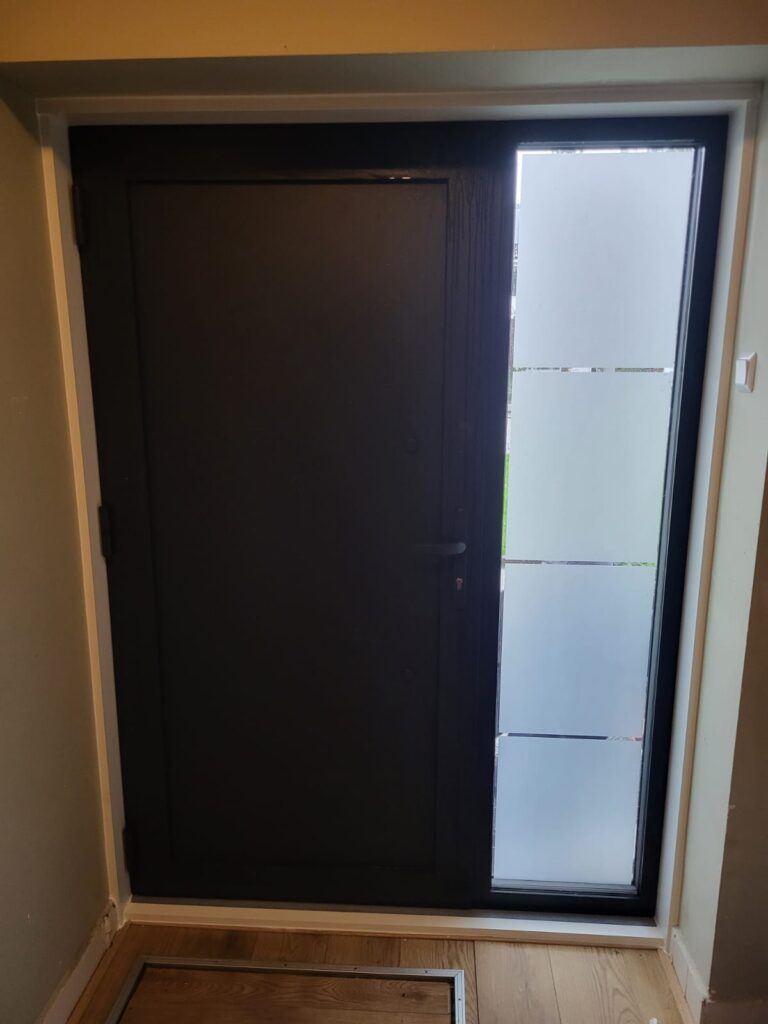 Aluminium voordeur met glas geplaatst in Nieuwerkerk aan den IJssel