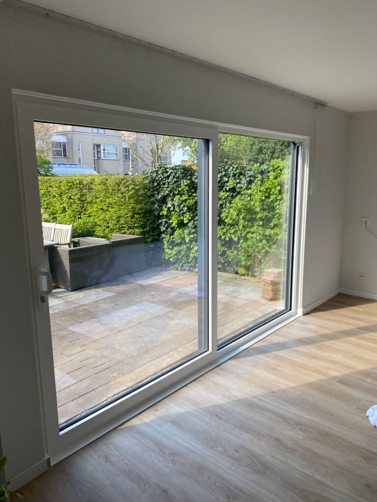 Binnenaanzicht nieuwe schuifpui met ruim zicht op tuin