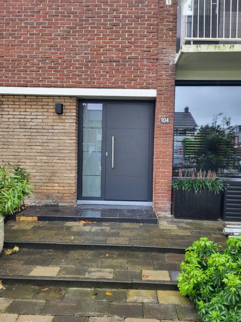Detail van de tochtvrije afwerking van de aluminium voordeur