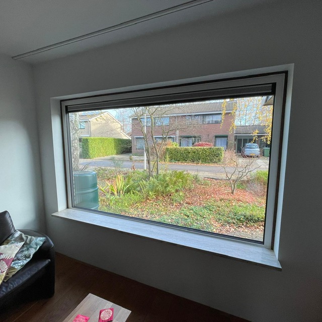 Detail van een nieuw geplaatste aluminium kozijn in Gouda