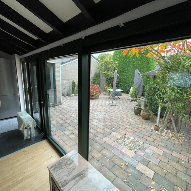 Detail van een nieuw geplaatste aluminium schuifpui in Gouda