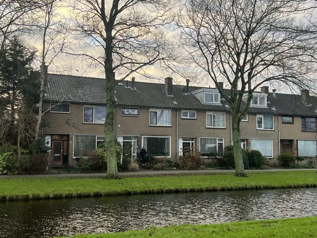 Installatie van kunststof kozijn aan de Prins Mauritssingel