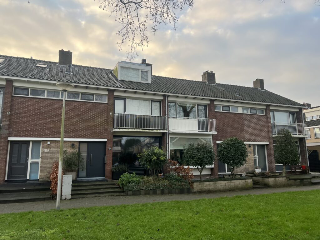 Moderne aluminium voordeur met glas aan de Prins Alexanderlaan