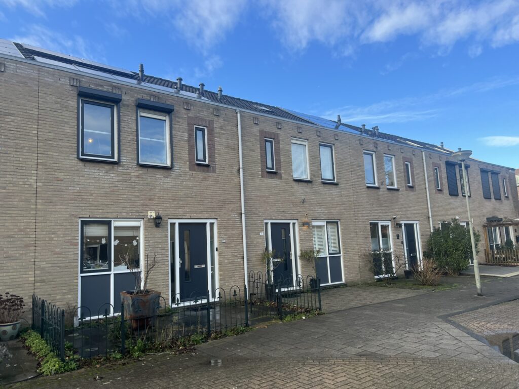 Nieuwe kunststof kozijnen geïnstalleerd in woning Schiedam