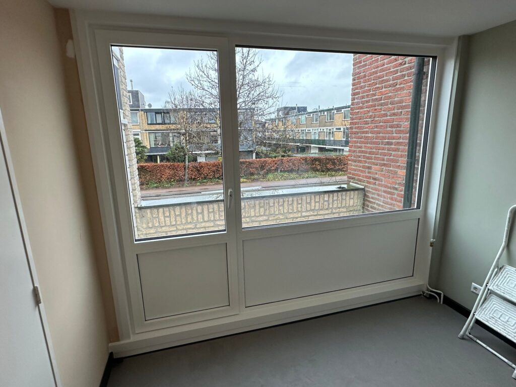 Vastglas kozijn met deur in moderne woning Nieuwerkerk