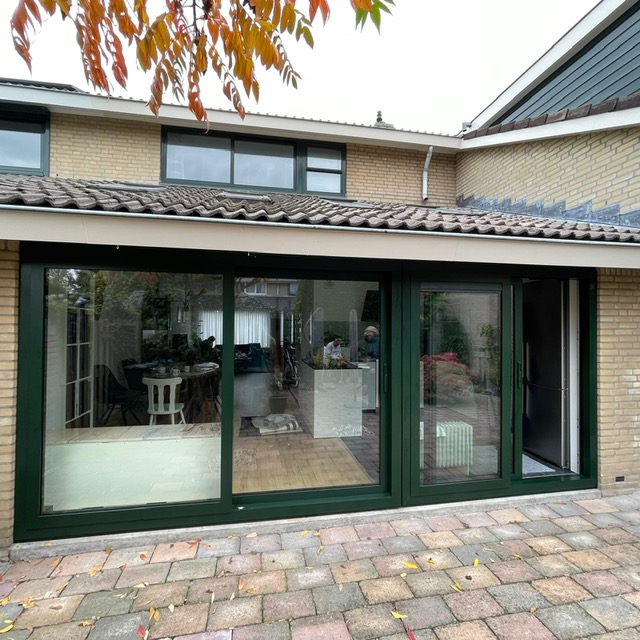 Voltooide installatie van twee aluminium schuifpuien in Waterruit, Gouda
