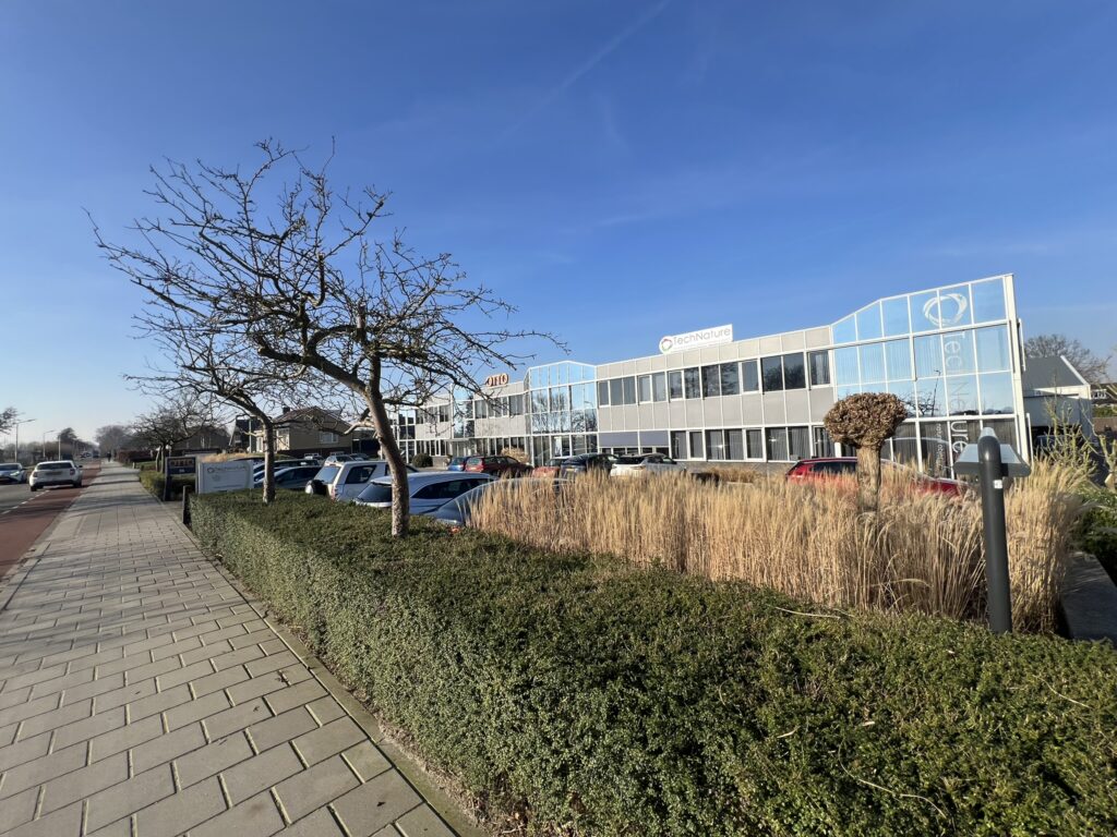 Aluminium voordeur met kozijn montage bij bedrijfspand in Moerkapelle