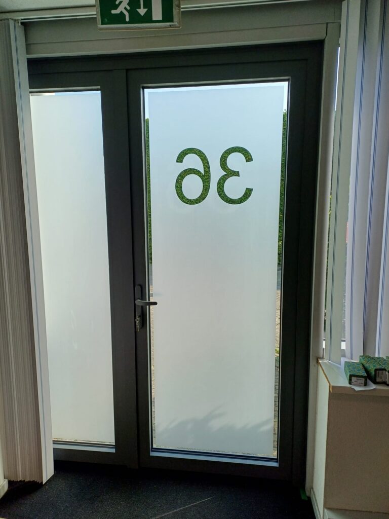 Detailopname aluminium buitendeur installatie