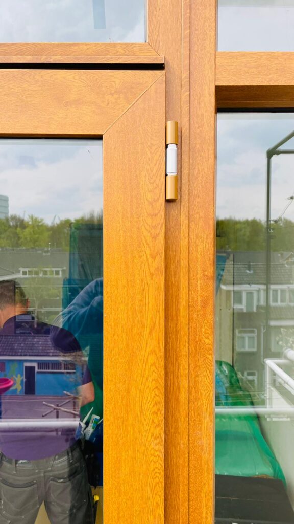Detailweergave van openslaande deuren hout look in Schiedam