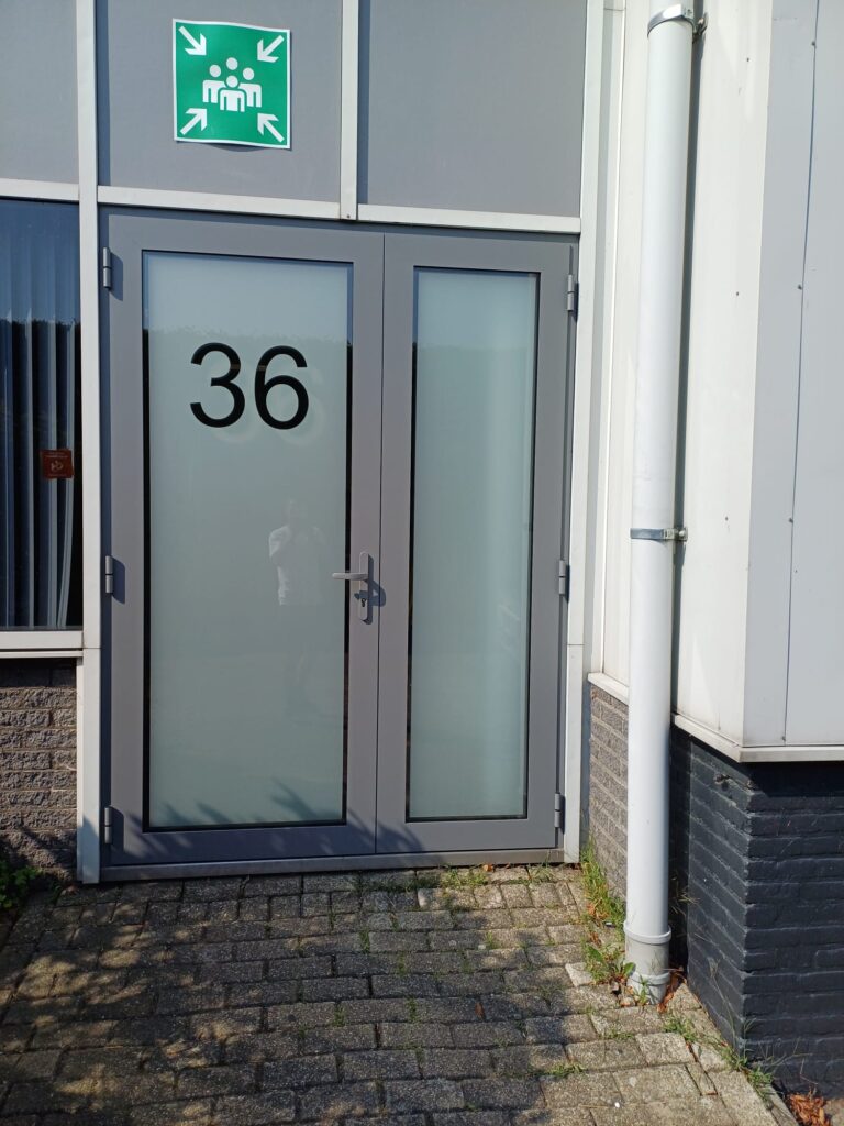 Montagefilmpje op onze Socials bij installatie van deze aluminium voordeuren met glas