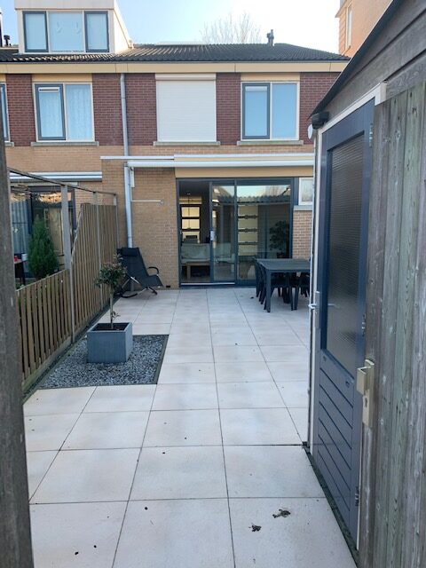 Binnenaanzicht aluminium schuifpui met maximale lichtinval in Alphen aan den Rijn