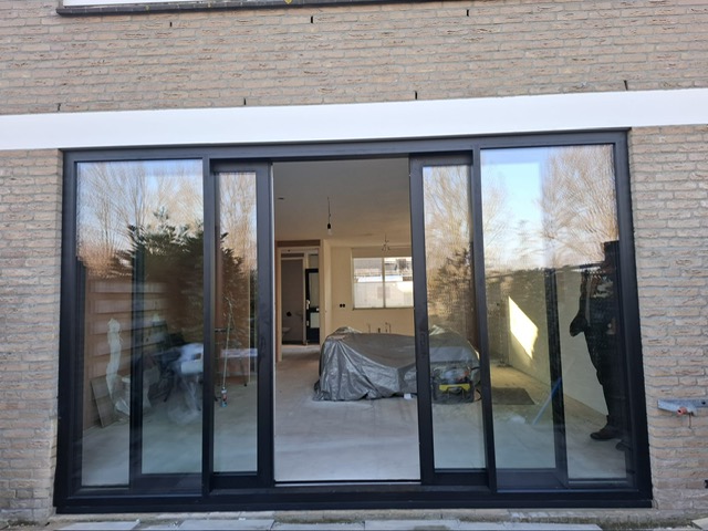 Detail van het slanke profiel van de aluminium schuifpui