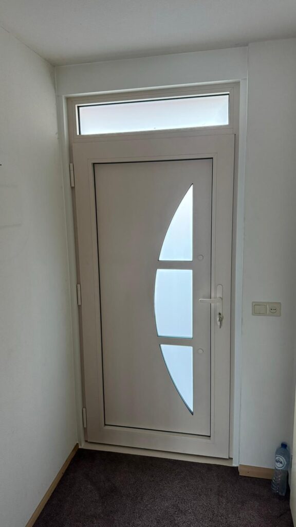 Detail van kunststof buitendeur met houtlook afwerking in woning Tosca