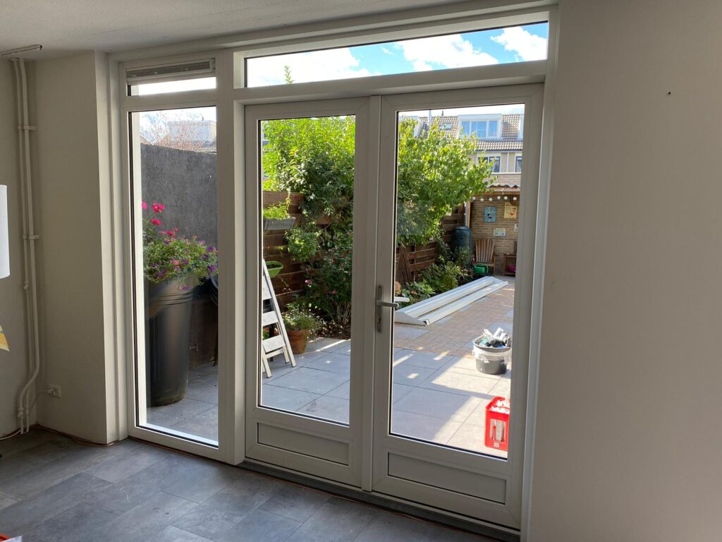 Detail van kunststof kozijnen met openslaande deuren in moderne woning Rosmolen
