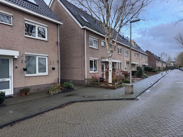 Geïnstalleerde kunststof openslaande deuren met kozijn in woning Rosmolen Alphen aan den Rijn