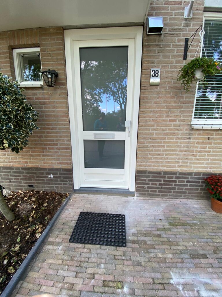 Kunststof buitendeur met hoogwaardige isolatie geplaatst door Gewoon DICK in Alphen aan den Rijn