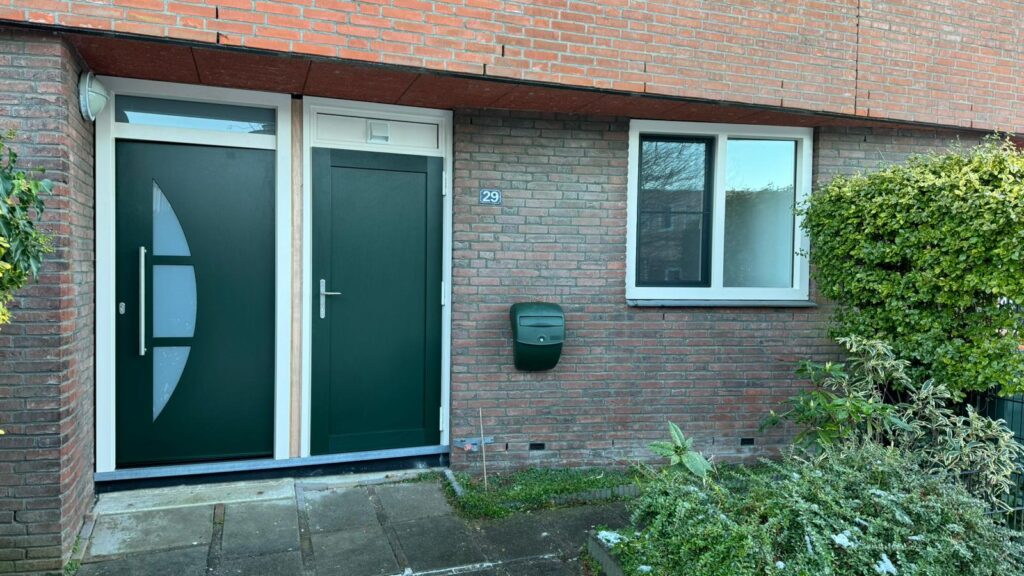 Kunststof buitendeur met houtlook geïnstalleerd in woning Tosca Krimpen aan den IJssel