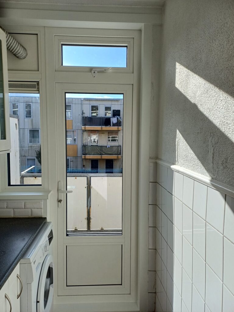Detailopname van het hoogwaardige hang- en sluitwerk van de nieuwe kunststof voordeur