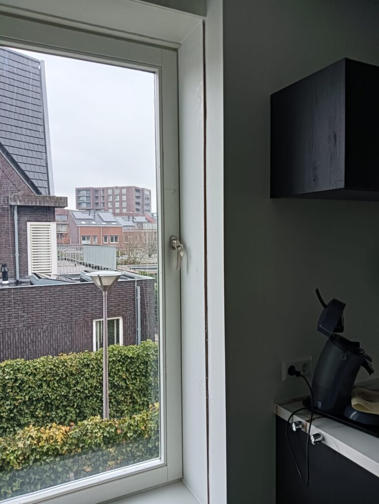 Het eindresultaat stijlvol houten kozijn dat perfect past bij deze woning in Rotterdam
