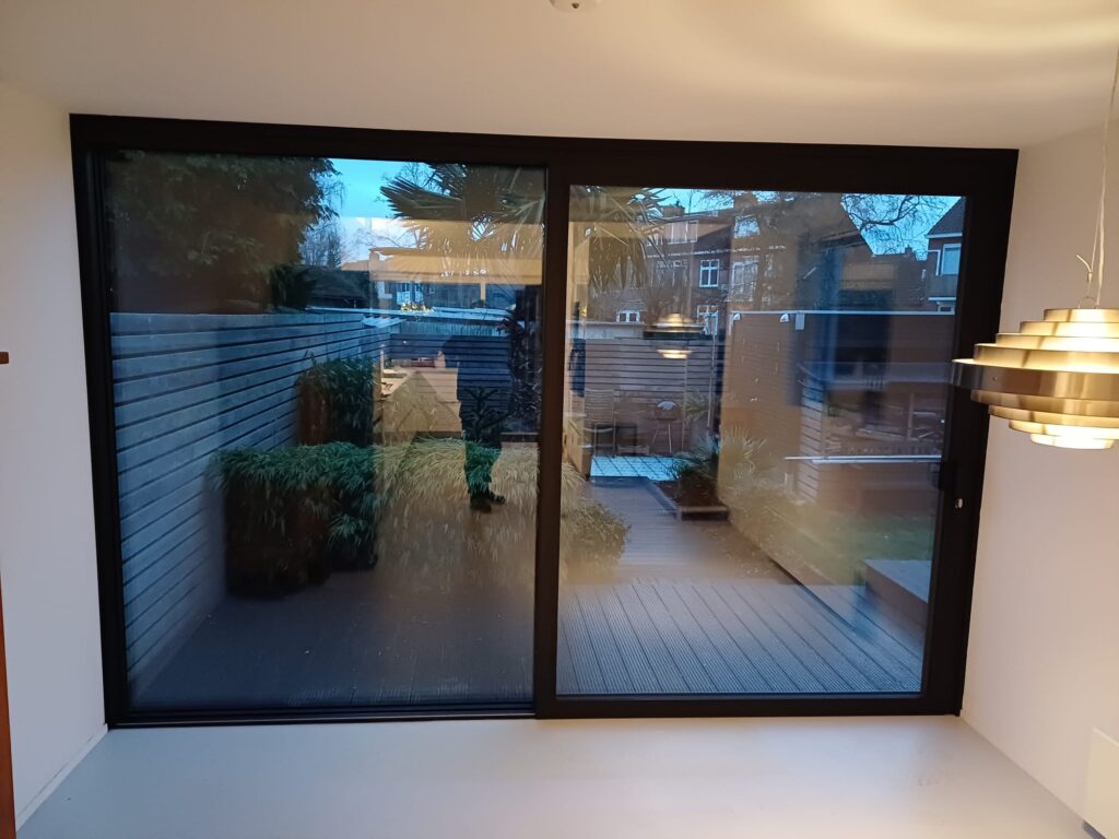Moderne aluminium schuifpuien geplaatst aan de Ommoordseweg in Rotterdam voor maximale lichtinval