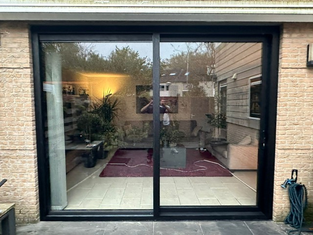 Moderne woning in Zoetermeer met nieuwe aluminium schuifpui inclusief professionele montage