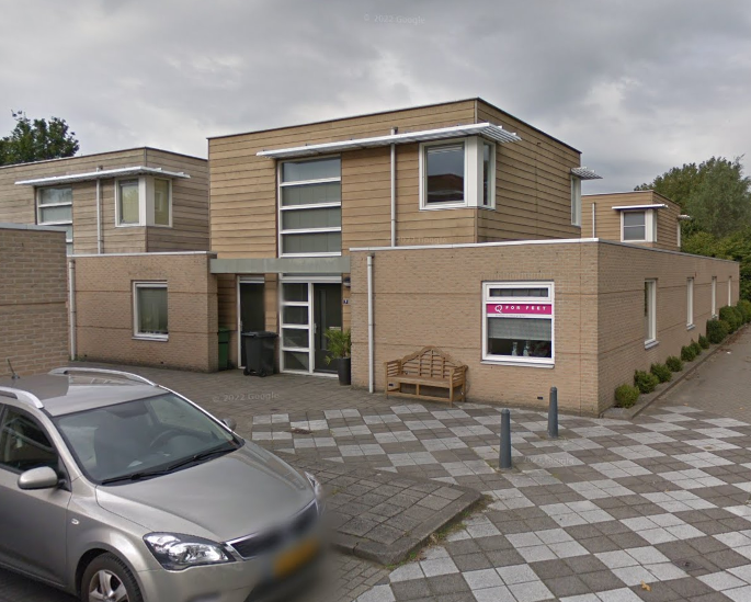 Stijlvolle zwarte aluminium schuifpui geplaatst aan de Ooiweide in Zoetermeer