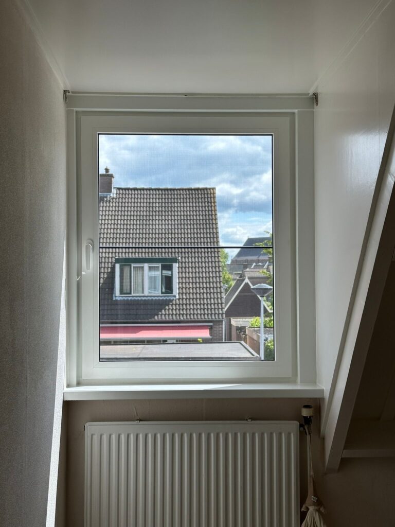 Detail van het nieuwe kunststof kozijn dakkapel met waterdichte aansluiting