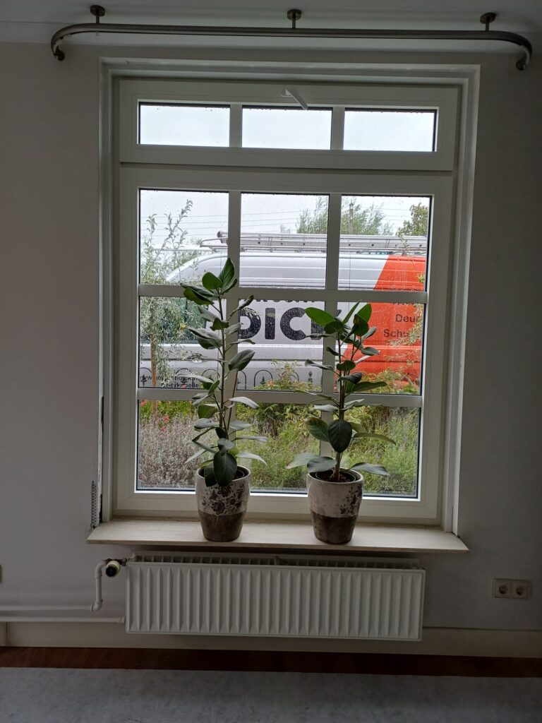 Binnenaanzicht vernieuwde woonkamer met nieuwe kunststof kozijnen en optimale isolatie in Bodegraven