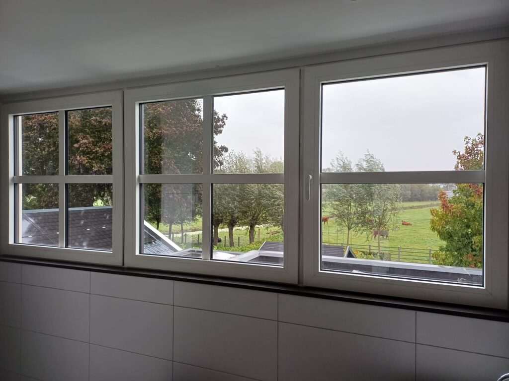 Detail van HR++ kunststof kozijn met strakke afwerking, geplaatst in Bodegraven
